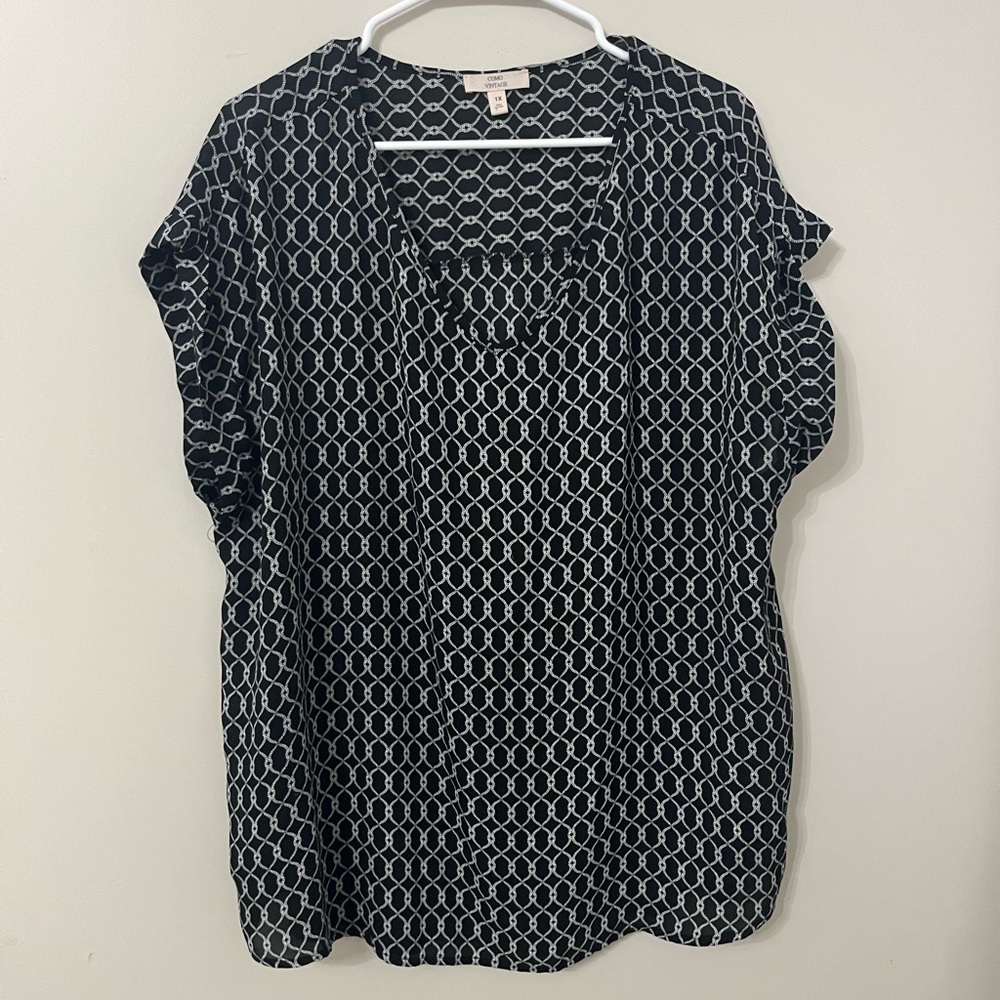 Como vintage black and white patterned short sleeved v-neck blouse